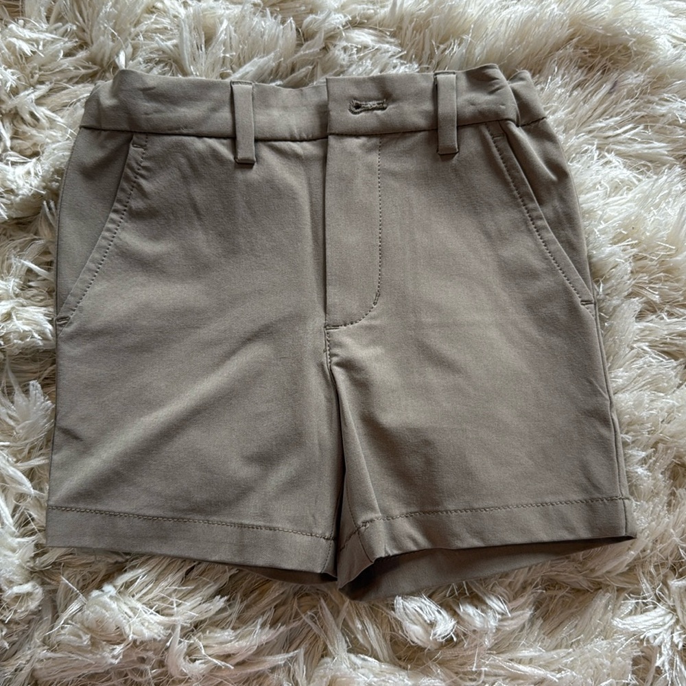 Vineyard vines 2T khaki performance breaker short